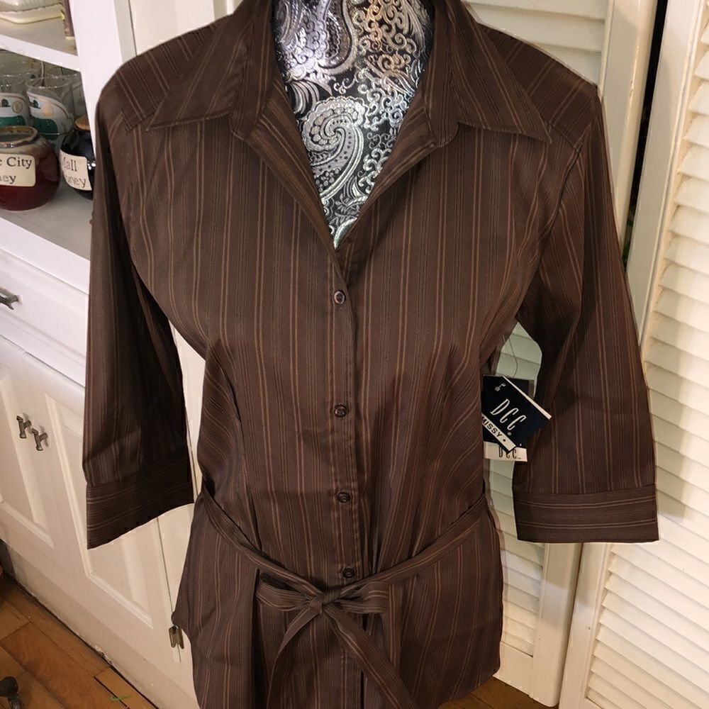 NWT Tailored Brown Modern PinStriped Tie Shirt by DCC. Poly Spandex Blend.